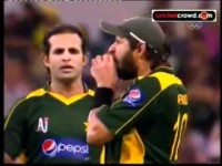 Shahid Afridi ball tampering bitng the ball