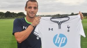 Roberto Soldado completes move to Tottenham from Valencia